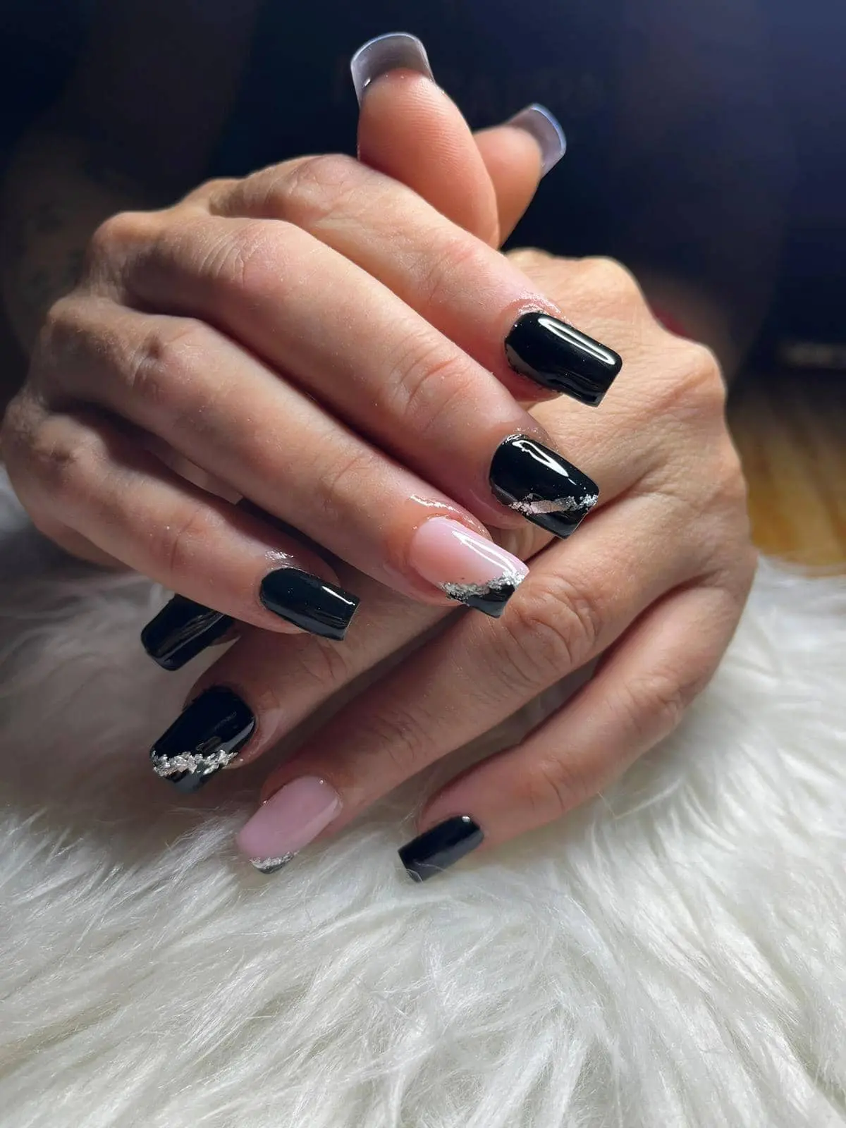 Diseño de uñas con detalle artístico