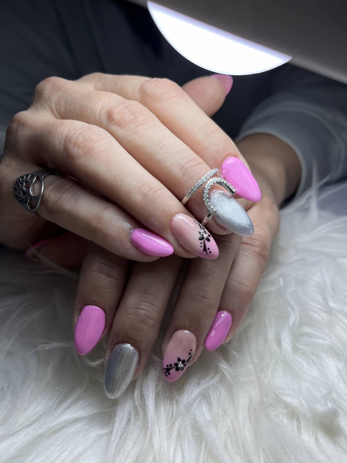 Uñas con acabado brillante y uniforme