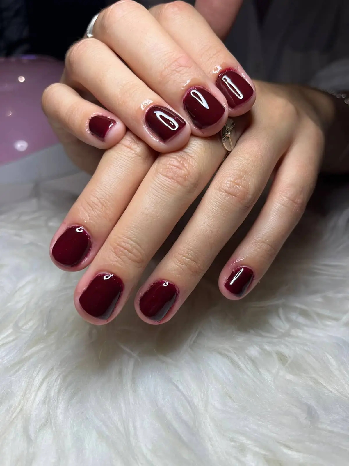 Diseño de uñas elegante en tonos claros